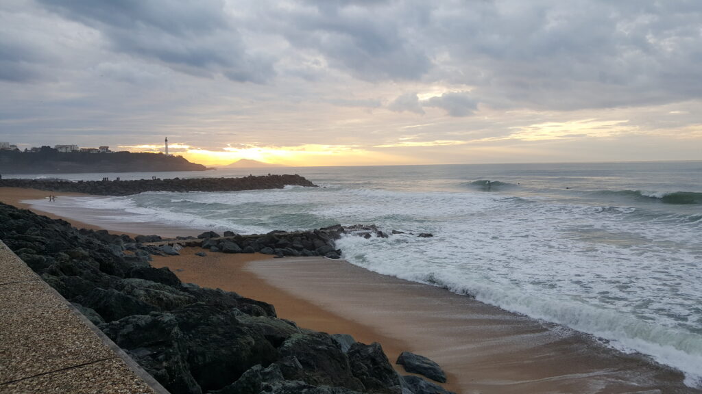 French Bubble immersion en France : plage d'Anglet avec le phare de BIarritz et La Rhune en fond