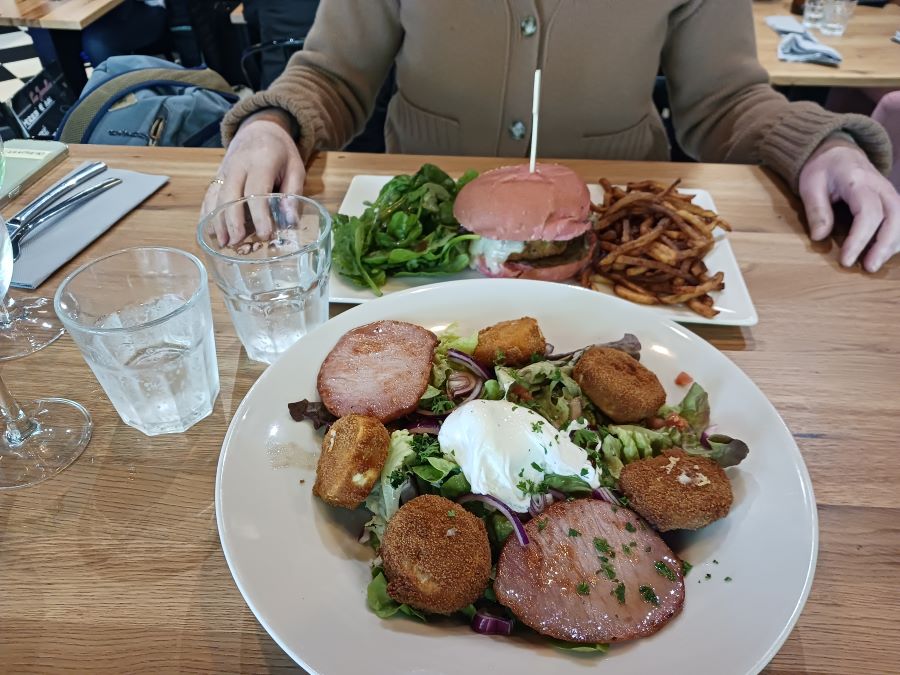 une sortie au restaurant pour déguster des plats traditionnels de la gastronomie française