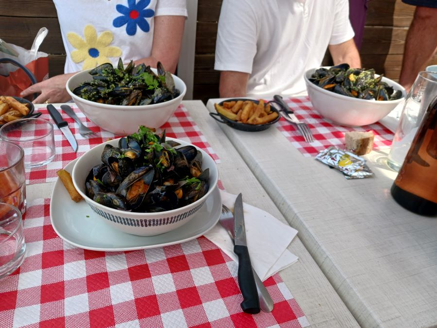 dégustation de délicieuses moules au restaurant l'équinoxe de Capbreton