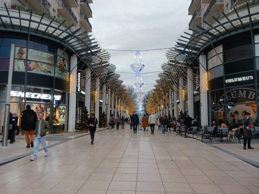 French Bubble immersion en France : les boutiques du palais des Pyrénées,  shopping à Pau