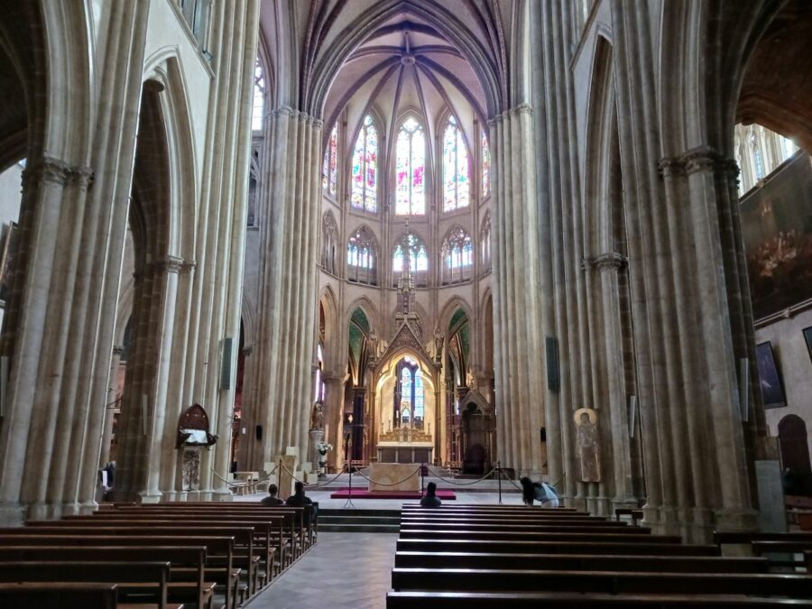 Visite lors d'une excursion à la journée durant un séjour en immersion : l'intérieur de la cathédrale Sainte-Marie de Bayonne